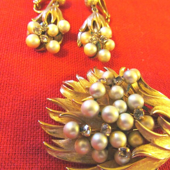 VINTAGE  ANTIQUE GOLD LEAF  BROACH AND CLIP EARRINGS- PEARLS RHIESTONES MINT - Picture 16 of 16